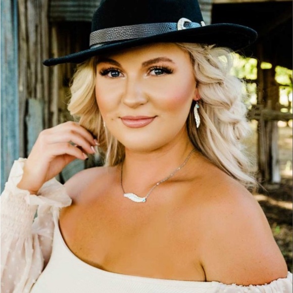 Montana Silversmiths, Ladies Cinderella Liberty American Made Necklace - Picture 3 of 10